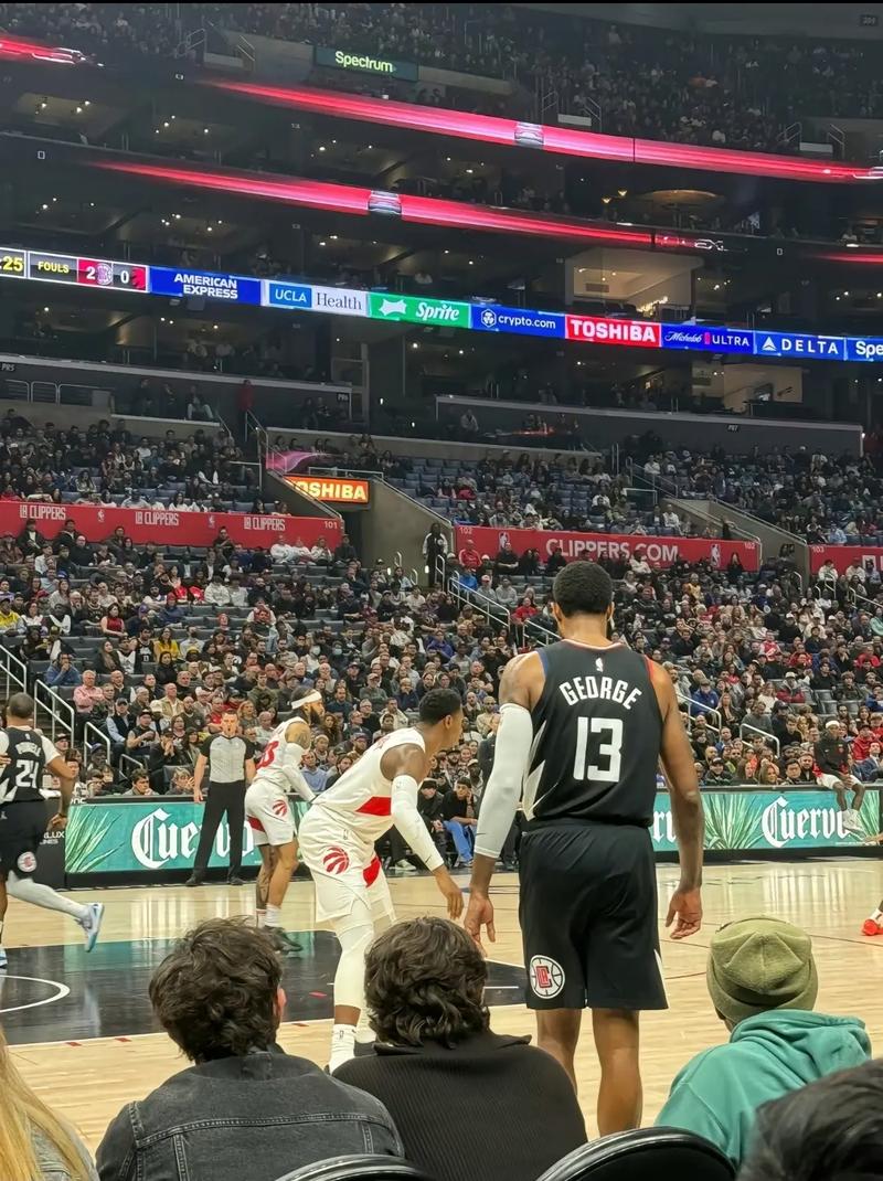 詹姆斯助攻队友完成精彩扣篮（詹姆斯妙传助队友上演精彩暴扣）